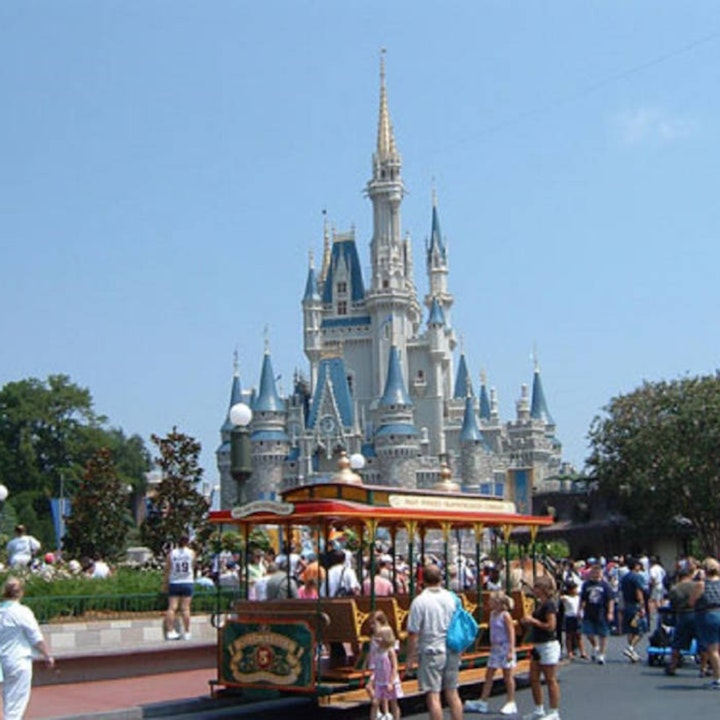 Disney Dish Episode 1 - A Live Walk Through the Magic Kingdom