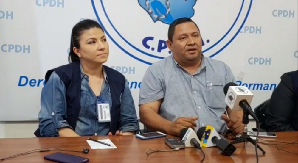 Imponen restricción migratoria a periodista David Quintana