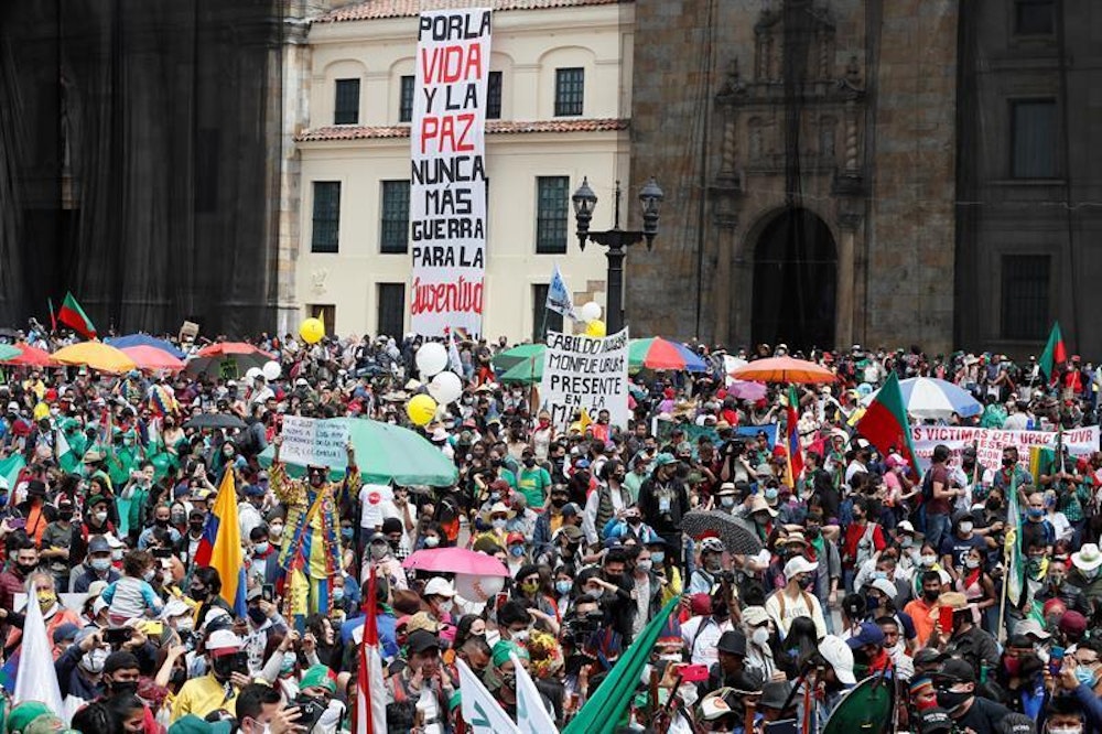 Miles de personas se suman a las protestas contra el Gobierno colombiano