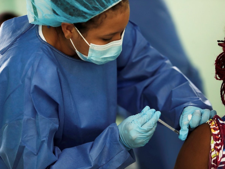 Gobierno de Costa Rica firma decreto sobre obligatoriedad de vacuna anticovid