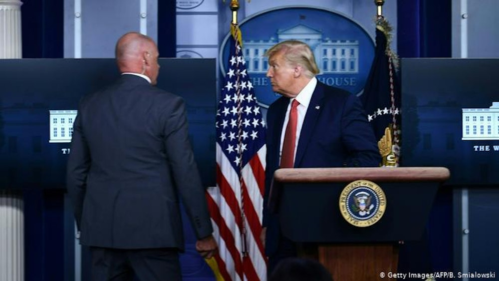 Sacan a Trump de una rueda de prensa por un tiroteo junto a la Casa Blanca