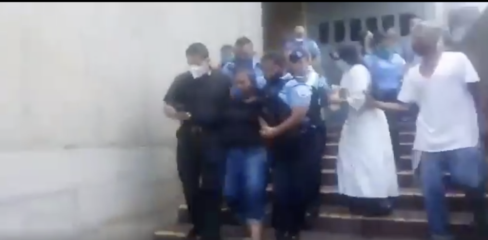 Policía detiene a mujer que declaró a los medios de comunicación sobre atentado en Catedral