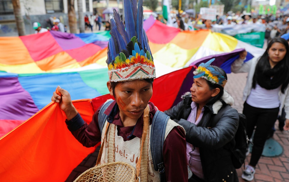 Miles de personas marchan en Bolivia a favor del Gobierno