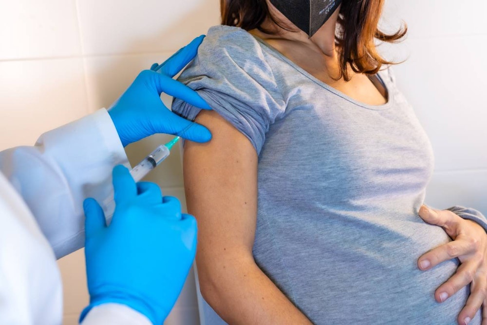 Mujeres embarazadas serán vacunadas con Pfizer a partir del 13 de octubre