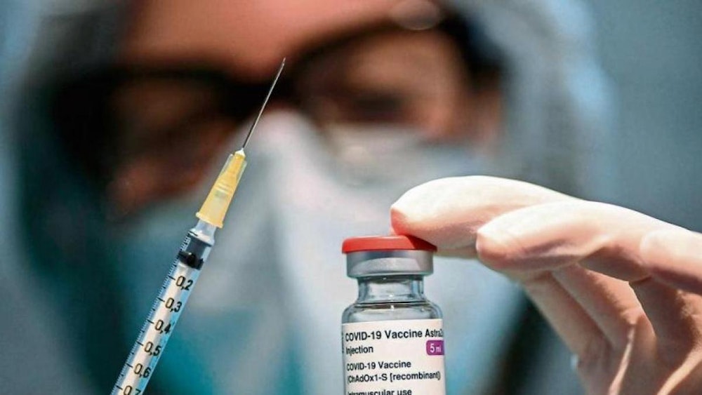 La EMA dice que la vacuna de AstraZeneca es segura y avala su uso