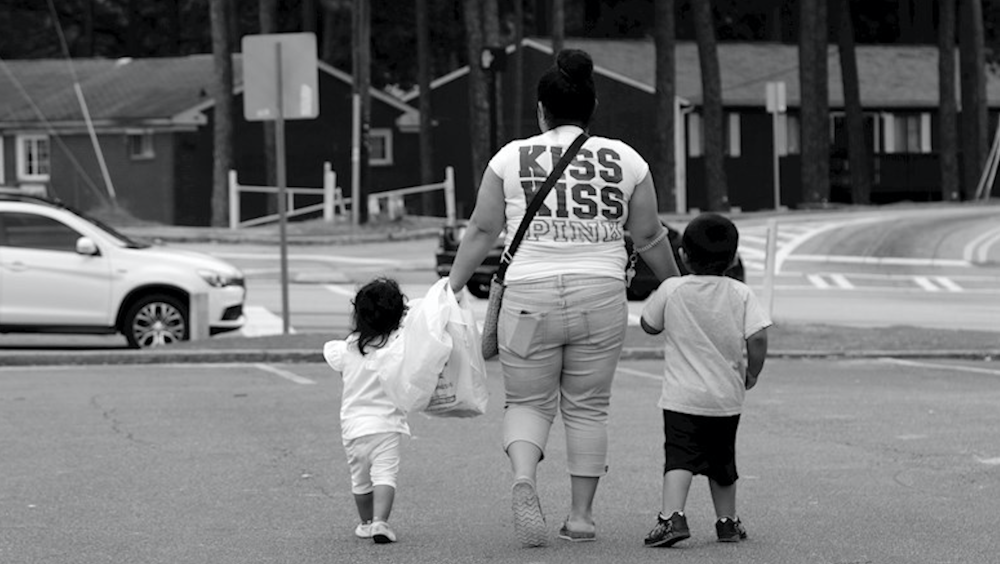 Madres latinas pagan alta factura por la crisis económica a causa de pandemia