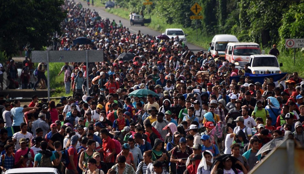 Caravana migrante hondureña permanece varada en el este de Guatemala