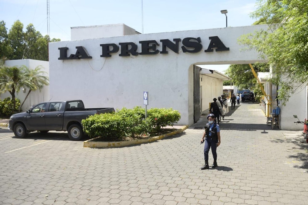 Policía allana el diario La Prensa