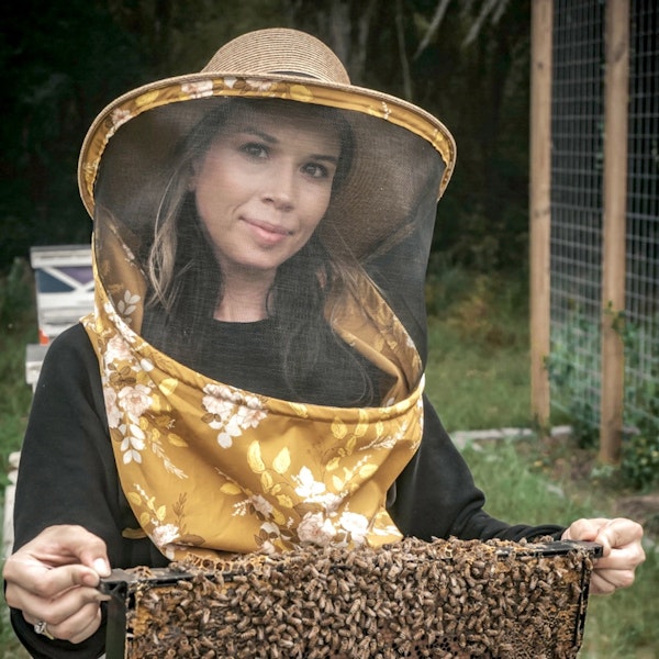 Biologist, beekeeper, photographer and Sony Alpha Female + Grant Winner, Hannah Mather | Sony Alpha Photographers Podcast Image